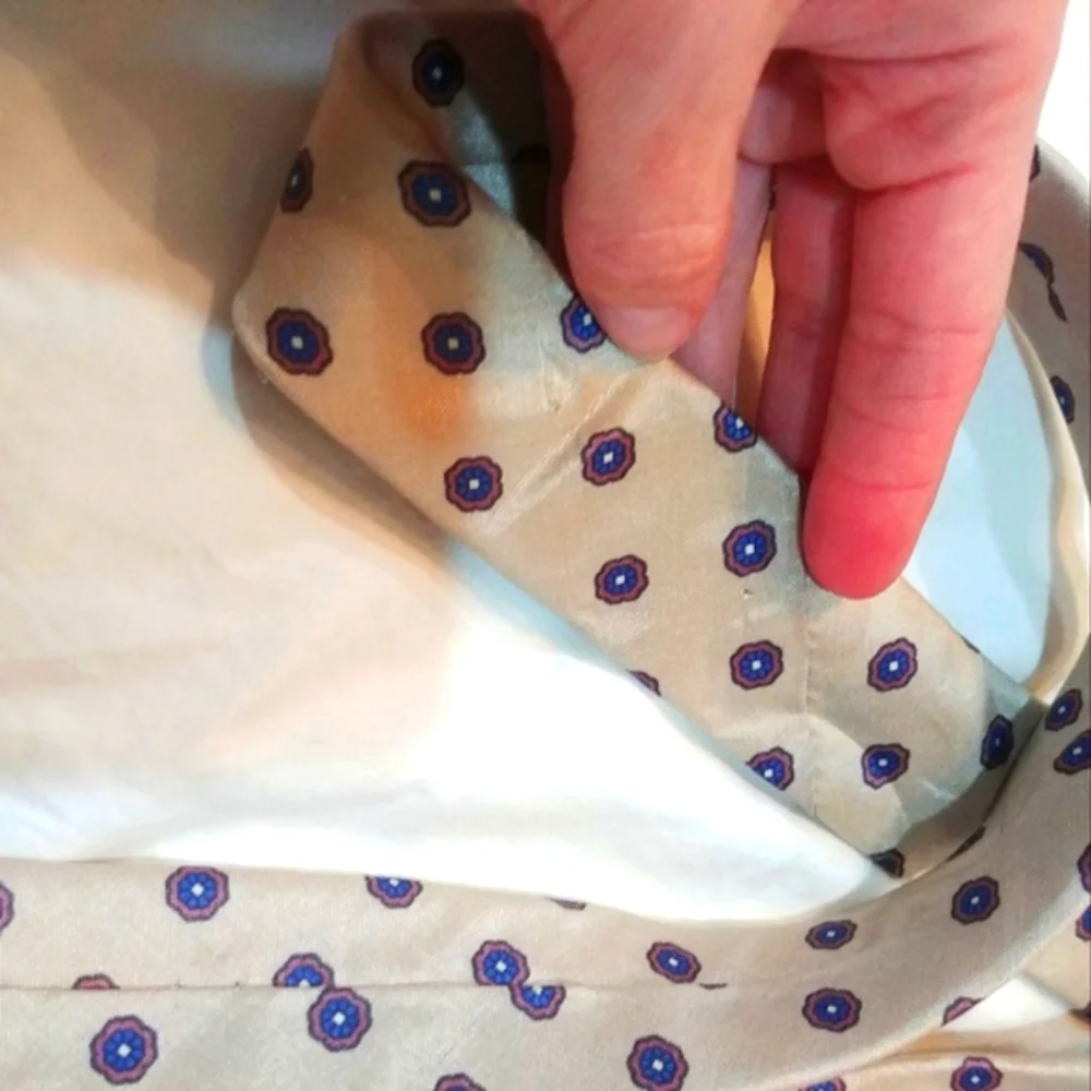 Vintage Valentino 100% Italian silk, Cream With Small Spots Pattern tie